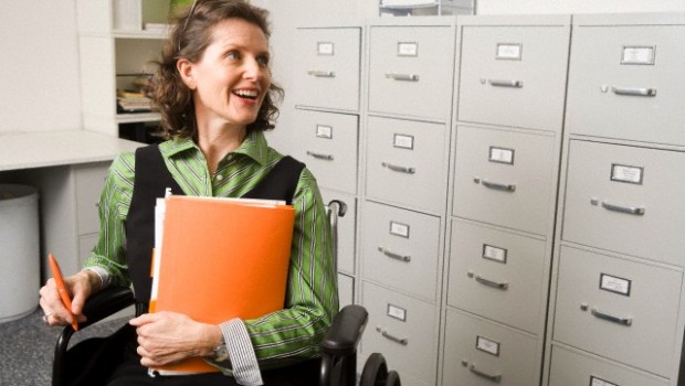 Mujer con discapacidad trabajando
