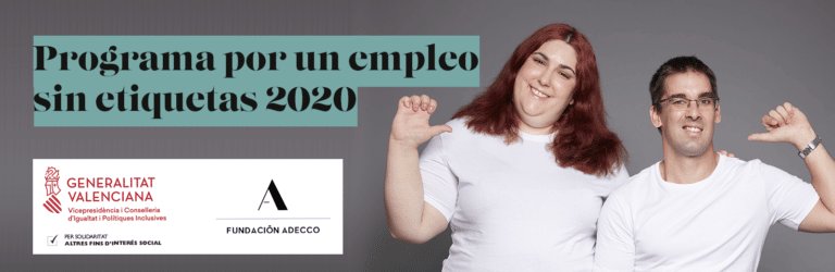 Una chica y un chico jóvenes sonriendo