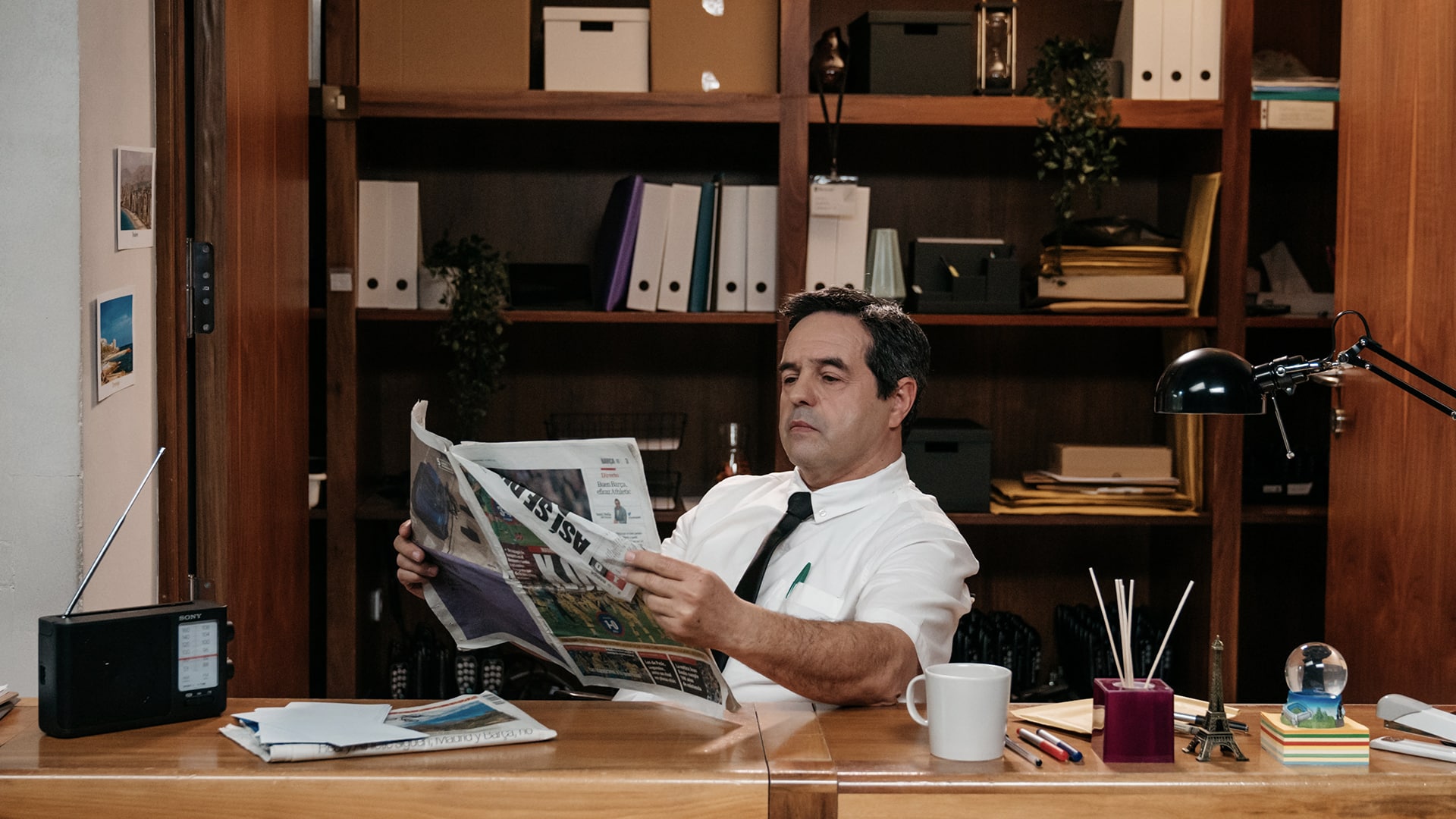 Juan Carlos, el portero, leyendo un periódcio deportivo