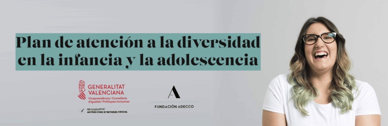 plano medio de chica joven con gafas sonriendo