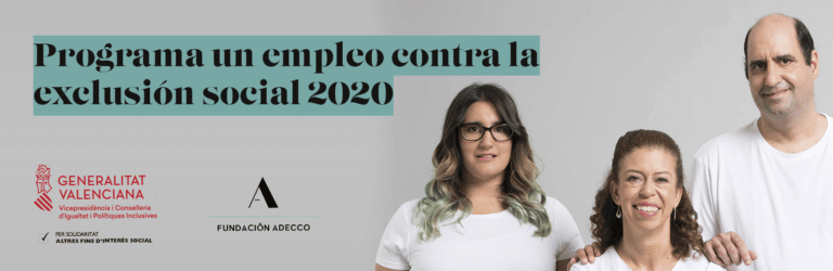 chica joven con gafas, mujer y hombre de mediana edad en plano medio