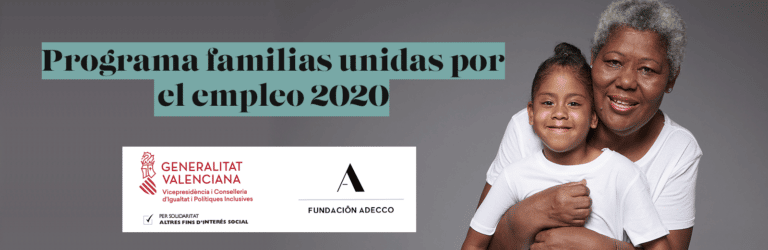 mujer de mediana edad abrazando a una niña