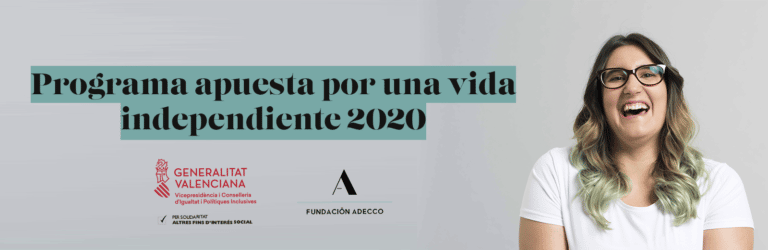 plano media de chica joven con gafas sonriendo