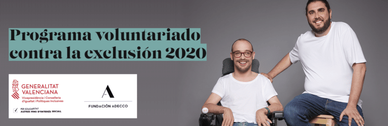 Dos chicos jóvenes, una de ellos con discapacidad y en silla de ruedas