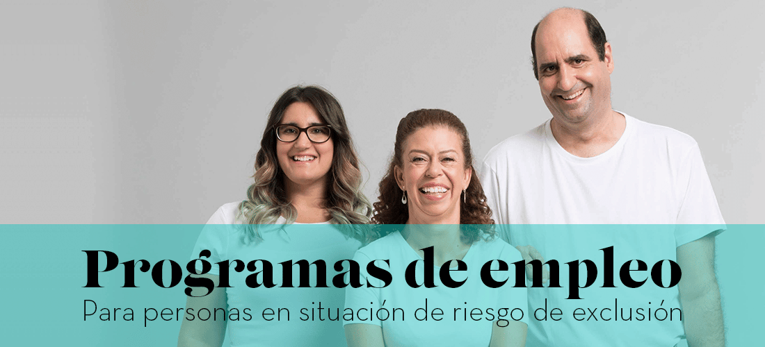 dos mujeres y hombres sonriendo