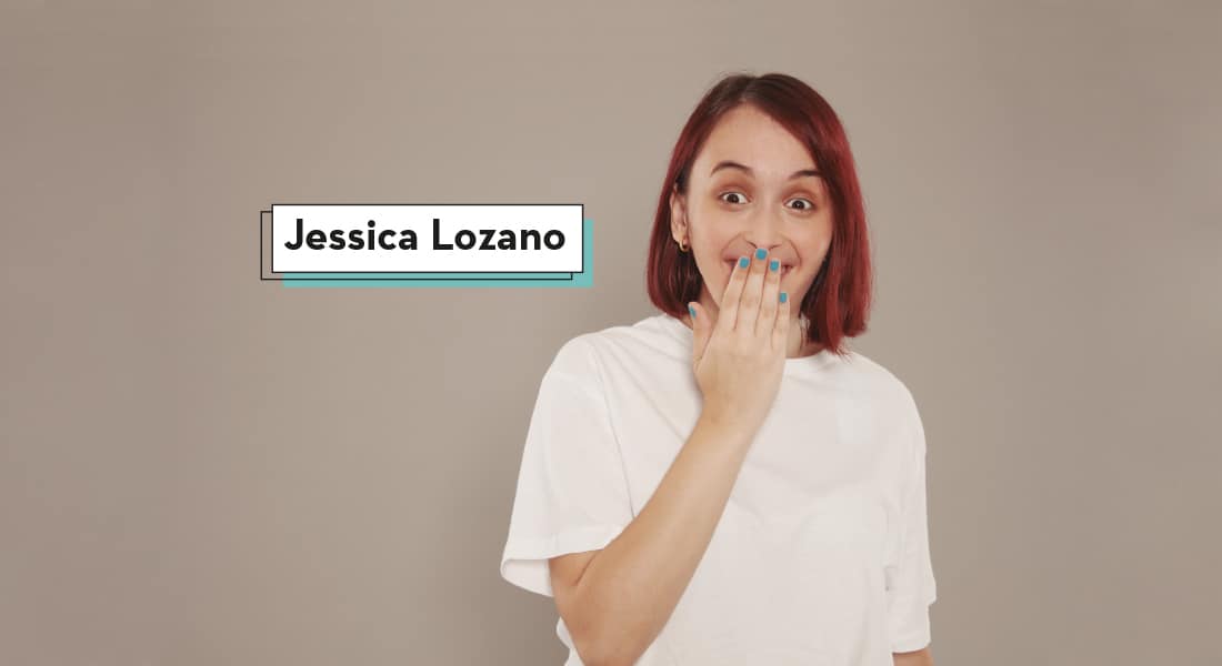 Jessica con gesto de sorpresa y sus uñas pintadas de azul muestra la importancia de tener una ocupación laboral