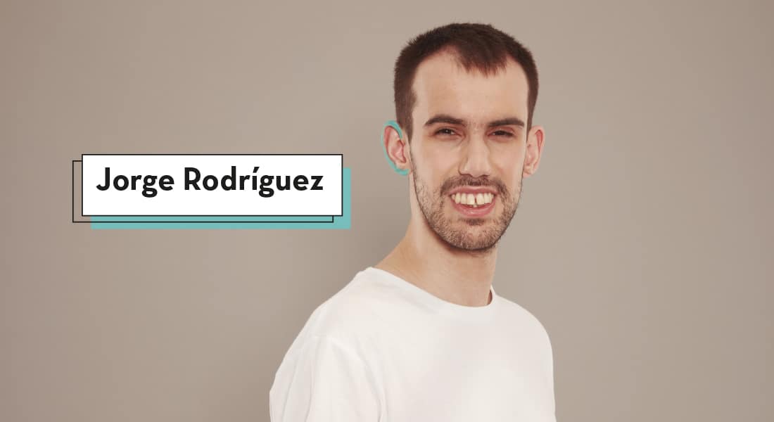 Jorge Rodríguez mira a cámara con gesto confiado y amplia sonrisa mientras su oreja derecha está pintada de azul