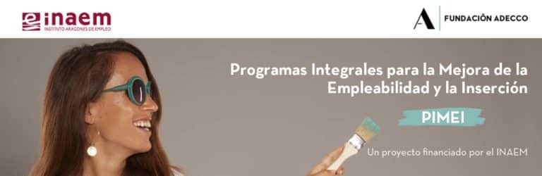 Maria Petit embajadora de la Fundación Adecco sujeta pincel en mano señalado y promocionando la puesta en marcha del programa PIMEI