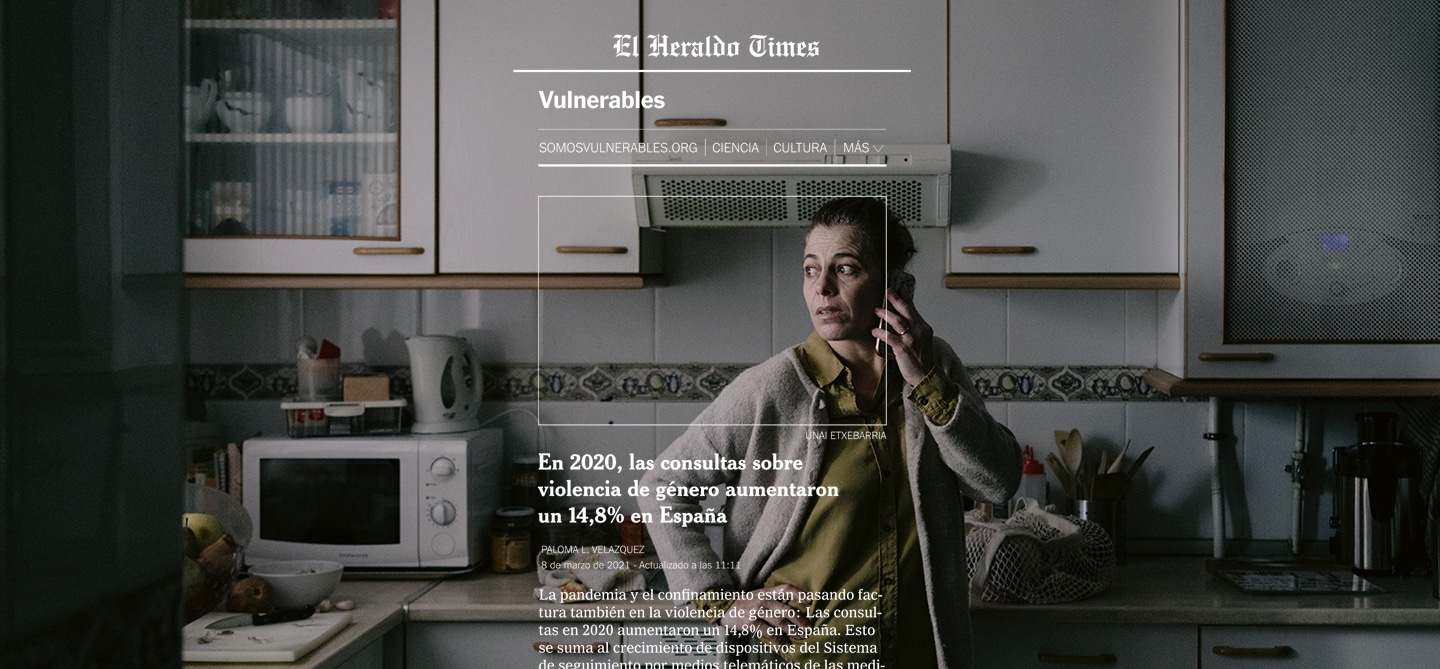 Una mujer en la cocina de su casa está dentro de la imagen de una noticia del periódico El Heraldo Times que ilustra la noticia "En 2020, las consultas sobre violencia de género aumentaron un 14,8% en España" Día Internacional de la Mujer 2021