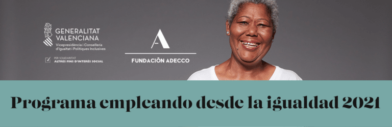mujer de mediana edad sonriendo