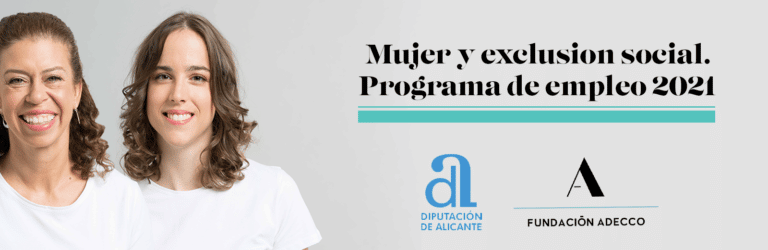 Dos mujeres de mediana edad y joven sonriendo. Programa de empleo mujer y exclusión social.