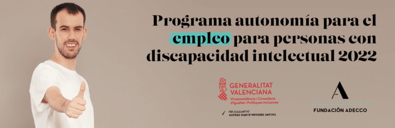 Chico de mediana edad levantando el pulgar hacia arriba. Programa de empleo para personas con discapacidad intelectual.