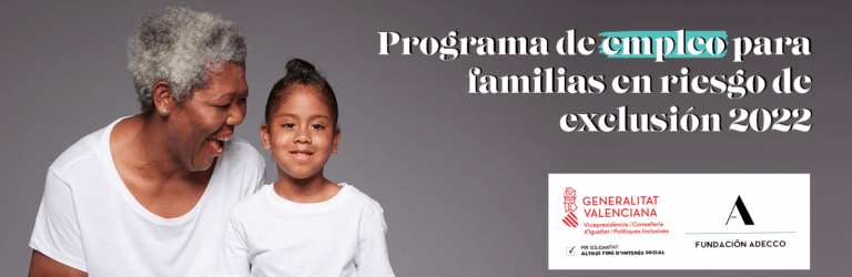 Mujer de mediana edad y una niña con gesto sonrientes. Programa de empleo para familias en riesgo de exclusión de la Fundación Adecco.