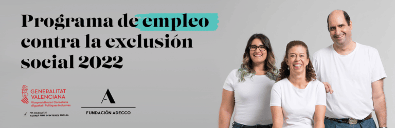 Tres personas con gesto sonriente. Programa de empleo contra la exclusión social. Fundación Adecco.