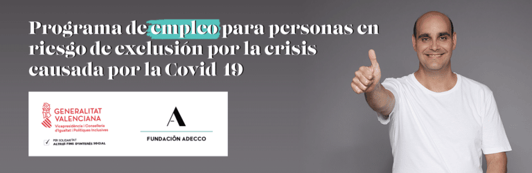homre de mediana edad sonriendo. Programa empleo para personas afectadas por la Covid19.