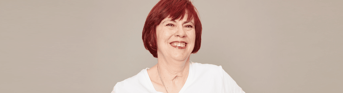 imagen de una candidata de fundación adecco, que sonríe con camiseta blanca