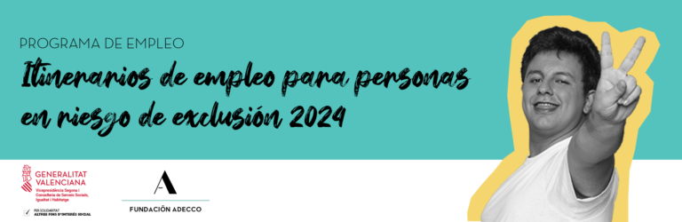 Programa itinerarios de empleo para personas en riesgo de exclusión. Hombre de mediana edad, con camiseta blanca, mirando a cámara con gesto alegre.