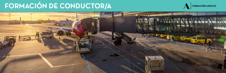 Imagen de camiones moviéndose alrededor de un avión en una pista del aeropuerto.