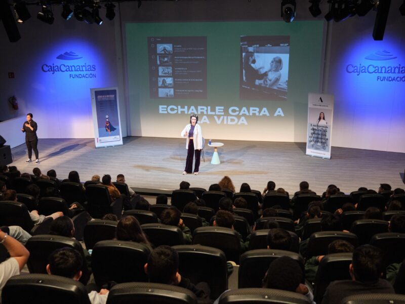 Inés Rodríguez en el escenario del auditorio en el que se llevó a cabo un encuentro por la diversidad organizado por la Fundación Adecco en colaboración con la Fundación CajaCanarias