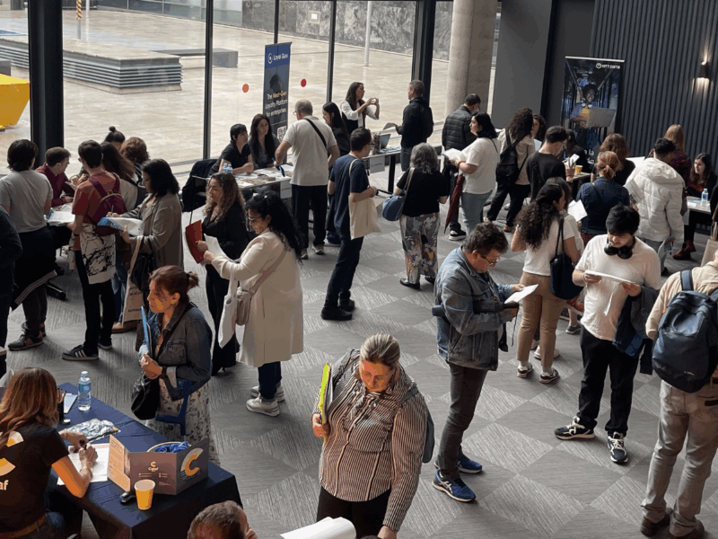 Fotografía de la segunda feria de empleo de la fundación adecco en barcelona en la que aparecen las personas que asistieron.