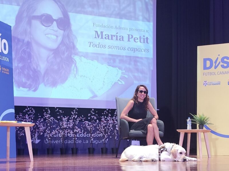 María Petit en el escenario del salón de actos del evento disafío