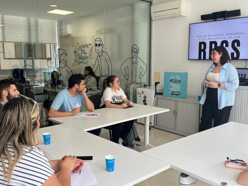 Personas asistentes al taller sobre marca personal escuchan una presentación sobre redes sociales.