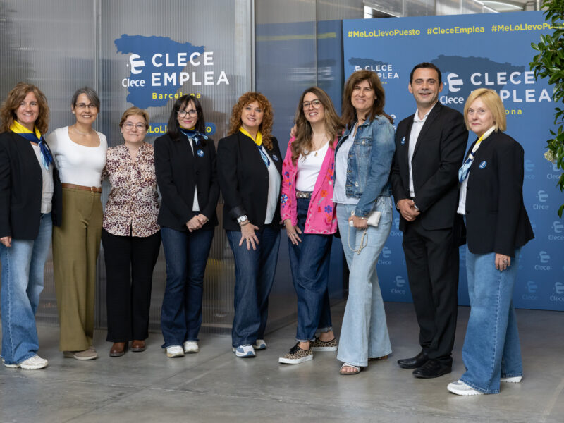 Trabajadores de Fundación Adecco y Clece en un photocall sonriendo
