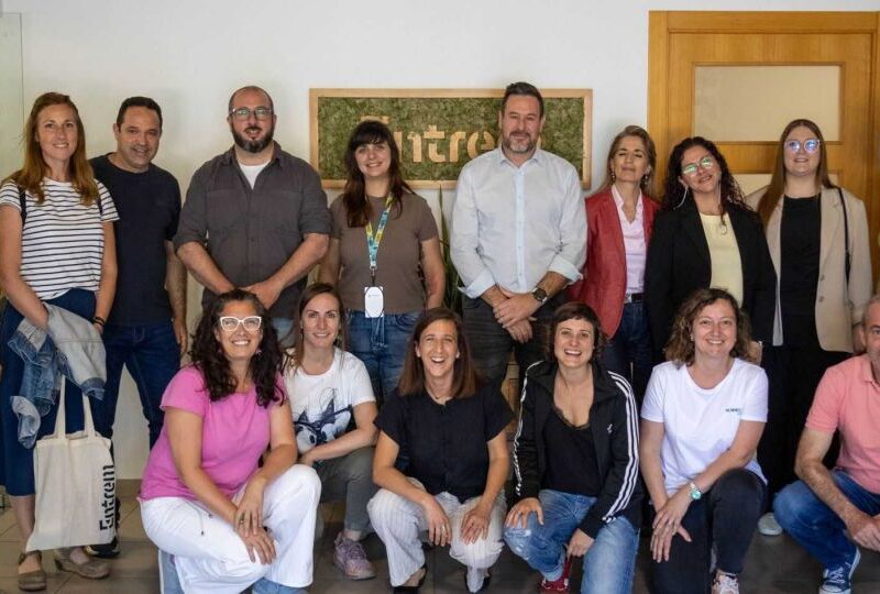 Personas en un photocall en el encuentro cafe y conexions
