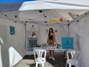 Azahara del Pilar Déniz González, consultora I&I de Fundación Adecco en Las Palmas, en el stand de la feria de empleo