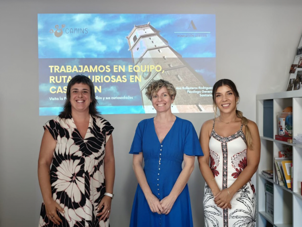 Tres mujeres de mediana edad. De izquierda a derecha, Ana Ballesteros, psicóloga de Psicología Camins, Sara Cantavella, directora y psicóloga en Psicología Camins, y Estela Pérez, inclusión e integración en Fundación Adecco Valencia.