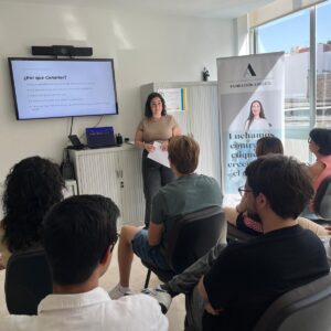 Tamara, community manager en la agencia guay, en el taller junto a los participantes.