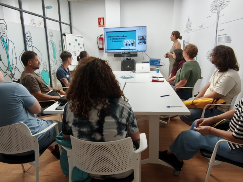 Participantes de Fundación Adecco Canarias en la formación de almacén, atención al cliente y carretilla elevadora.