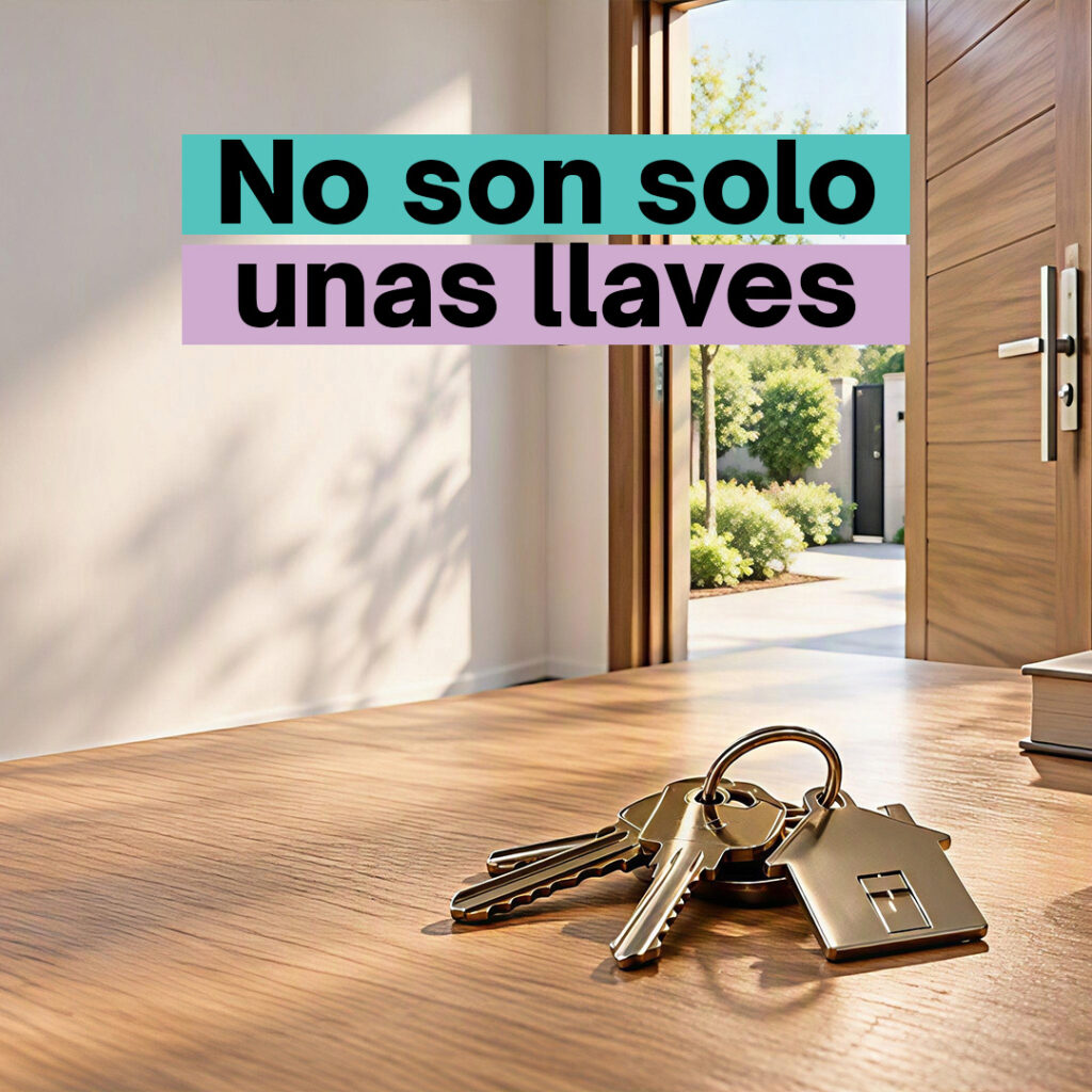 Llaves de una casa y puerta abierta