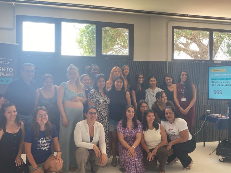 Foto de grupo de las participantes en el Campamento de la Mujer 2026 de Fundación Adecco