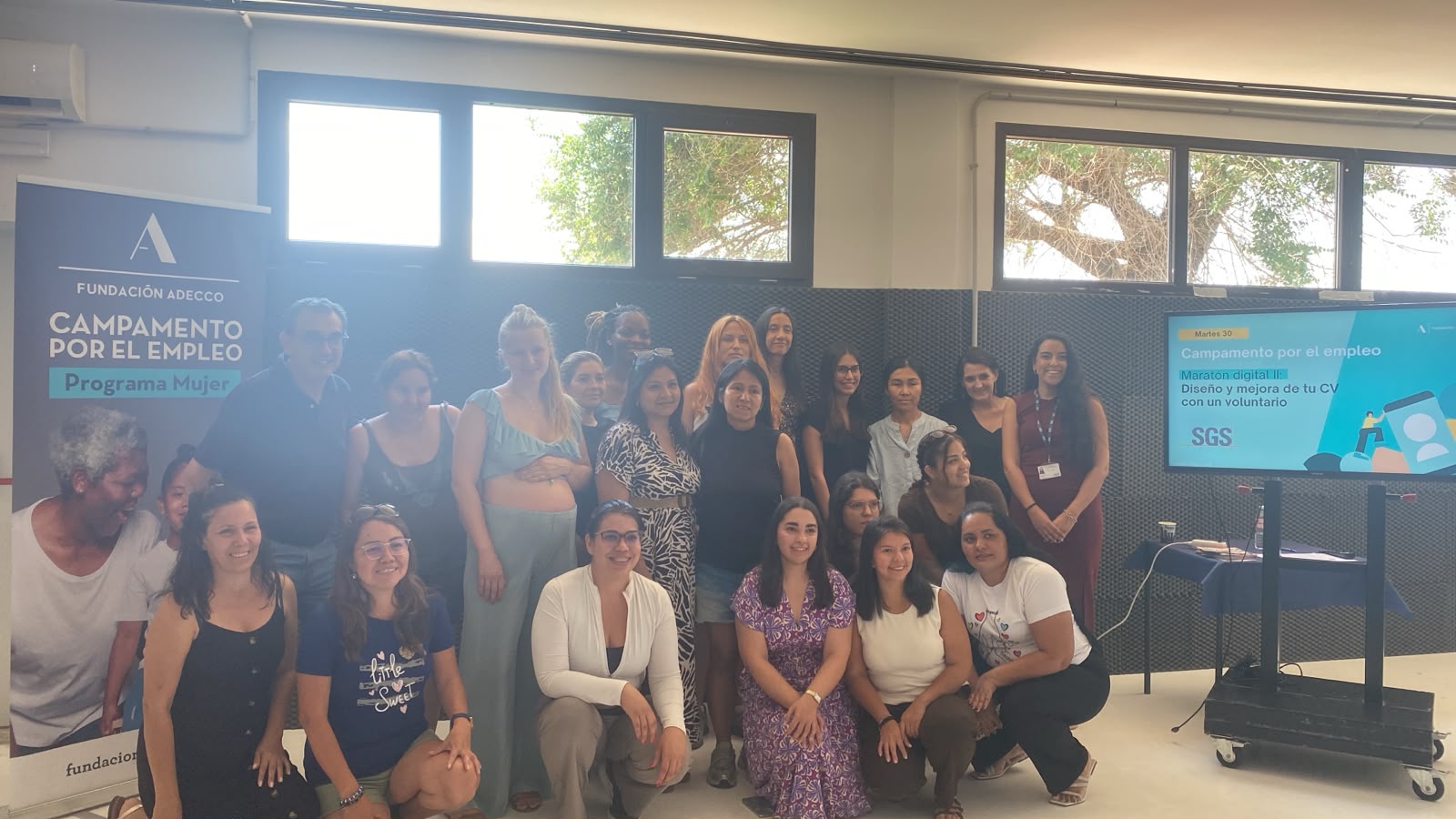 Foto de grupo de las participantes en el Campamento de la Mujer 2026 de Fundación Adecco