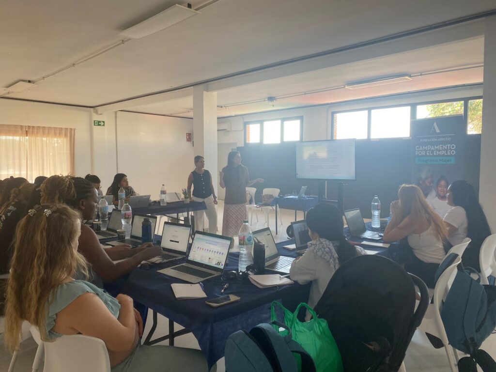 Uno de los talleres en el Campamento de Mujer 2026 de Fundación Adecco
