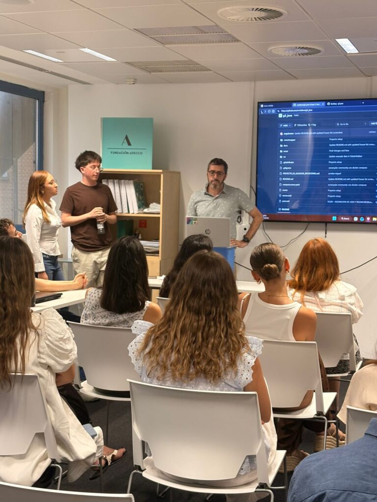 Foto de grupo de los participantes en Escuela Digital de Fundación Adecco