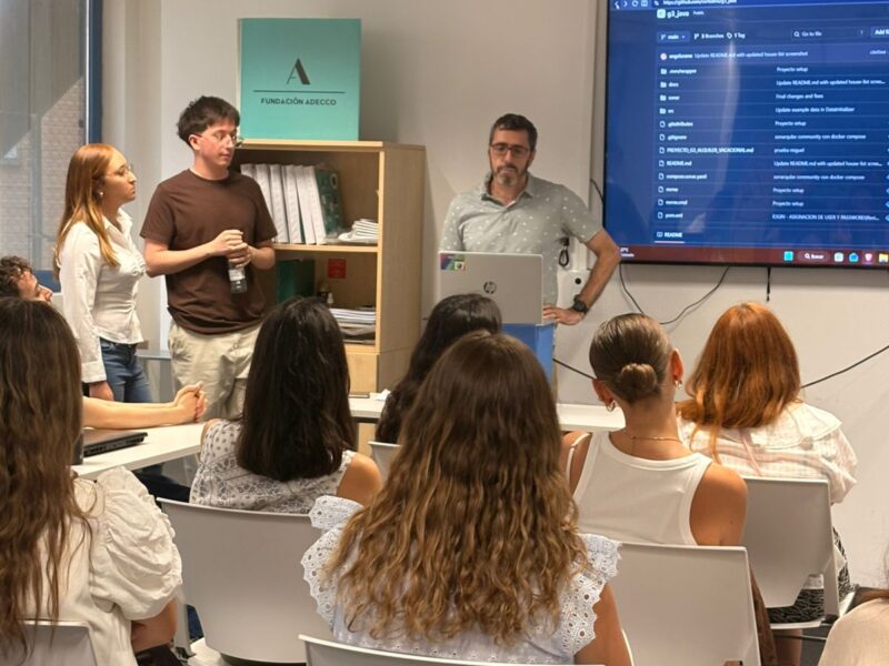 Foto de grupo de los participantes en Escuela Digital de Fundación Adecco