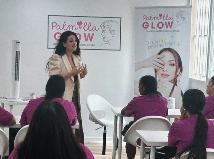 Una clase con la instructora junto a las participantes del programa