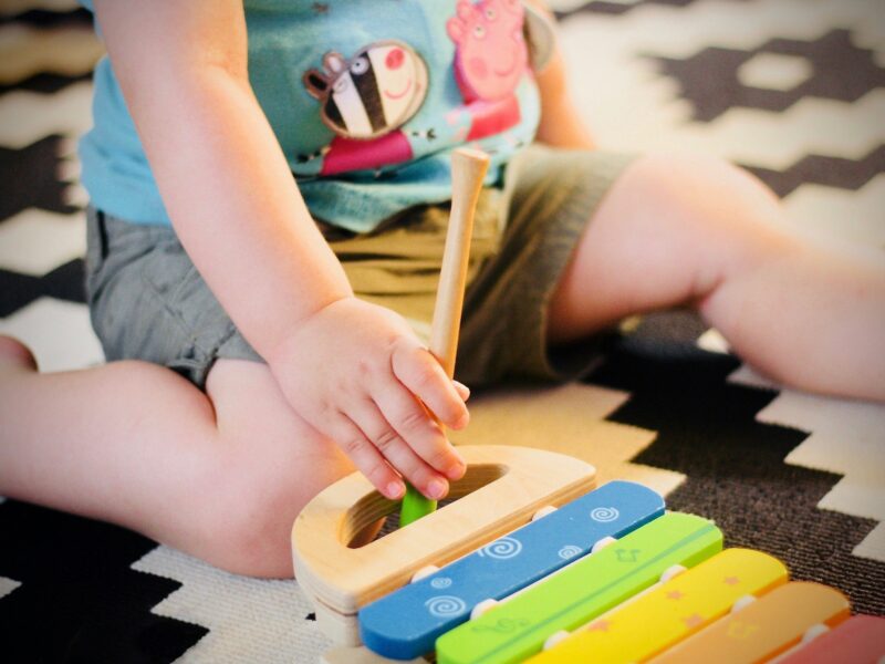 Bebé jugando con un juguete de construcciones