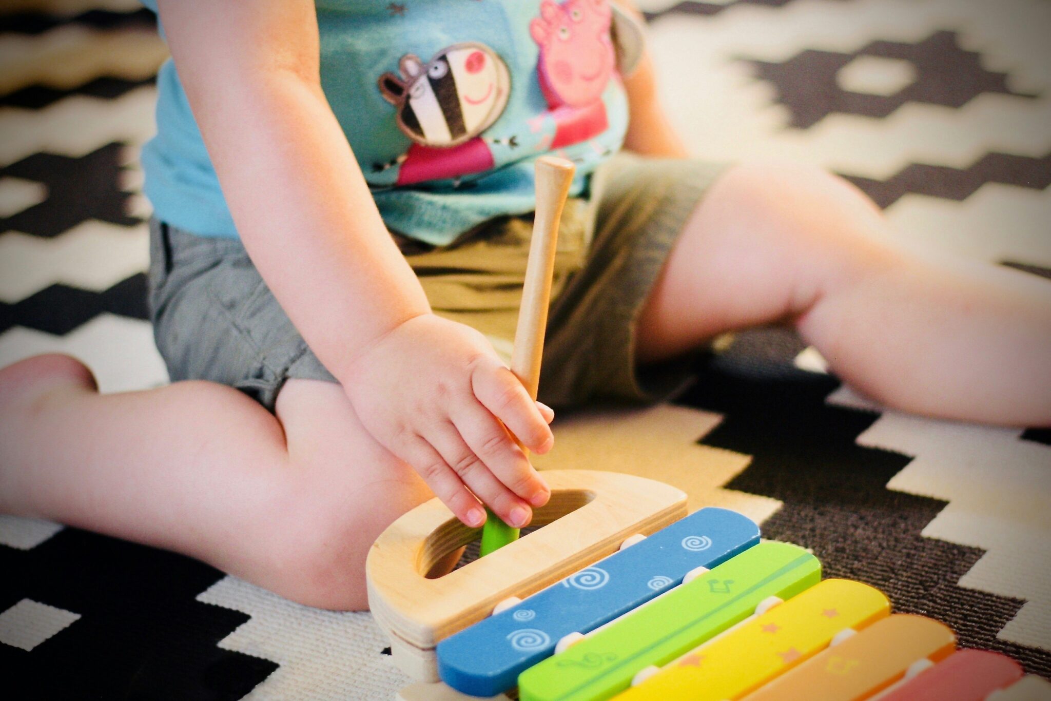 Bebé jugando con un juguete de construcciones