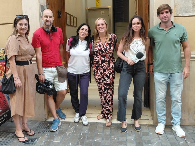 Aparecen la reportera de Canal Sur TV, Miguel Ángel de Pedro, director regional de Fundación Adecco, Mónica y María Antonieta, participantes del programa de Fundación Adecco e Ignacio, gerente de GOMEZ RAGGIO SUITES SL.