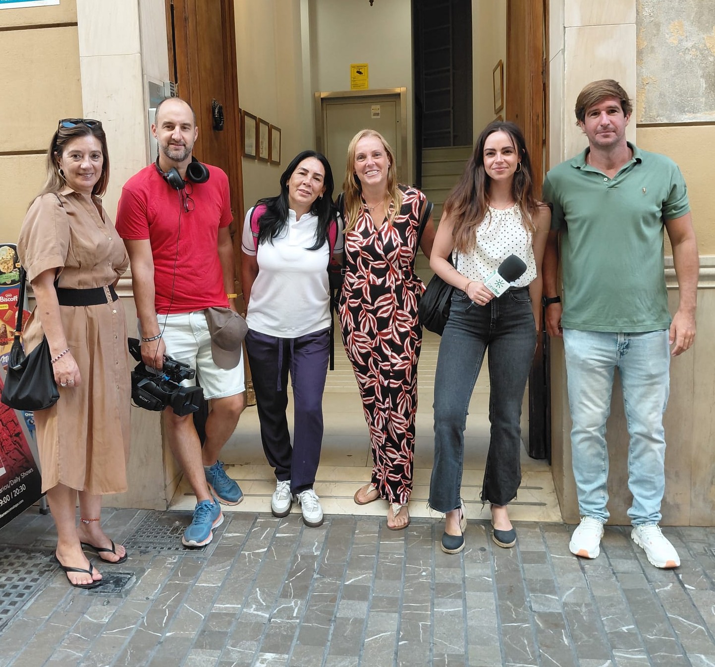 Aparecen la reportera de Canal Sur TV, Miguel Ángel de Pedro, director regional de Fundación Adecco, Mónica y María Antonieta, participantes del programa de Fundación Adecco e Ignacio, gerente de GOMEZ RAGGIO SUITES SL.